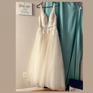 White wedding dress Size 12 (medium)